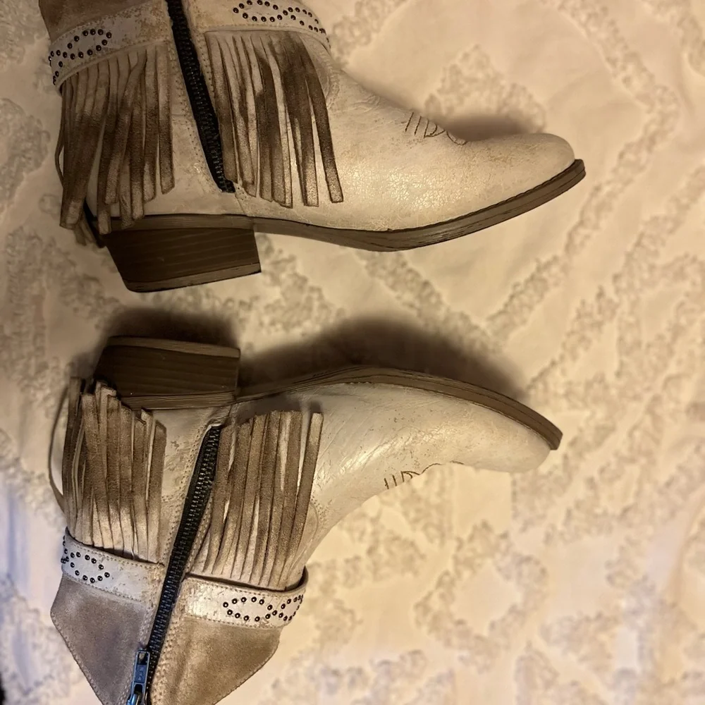 Elegant Cream vintage leather cowboy Ankle Booties - Picture 2 of 7